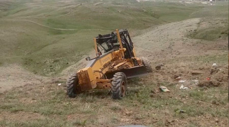 İş makinesi uçurumdan yuvarlandı: 2 yaralı