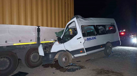 İşçi servisi tıra saplandı: 1 ölü, 11 yaralı