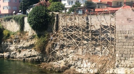 İskelede dengesini kaybeden işçi kayalıklara düştü