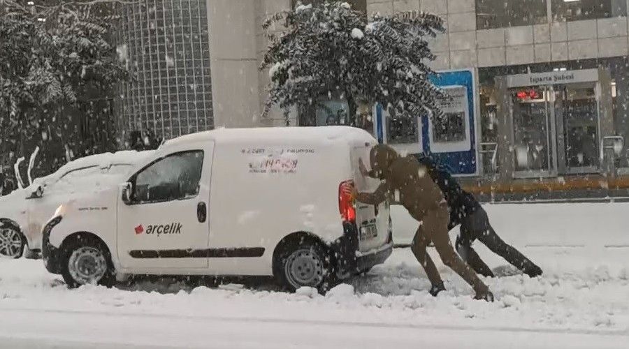 Isparta'da kar kalınlığı 30 santimetreyi geçti, hayat felç oldu