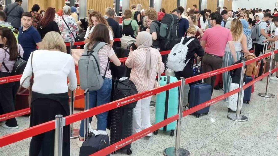 �stanbul Havaliman�nda tatil yo�unlu�u ya�and�
