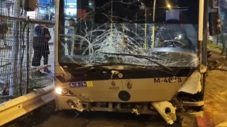 İstanbul Zincirlikuyu'da metrobüs kayarak 5 araca çarptı