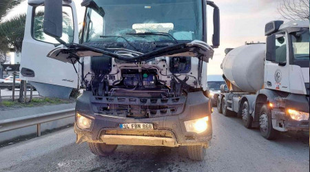 İstanbul'da beton mikseri dolmuşa çarptı: 1'i ağır 5 yaralı