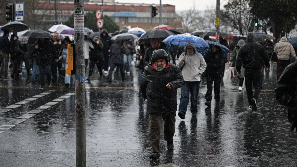 �stanbul'da dolu ve sa�anak ya��� etkili oldu