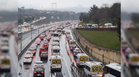 İstanbul'da kar trafik yoğunluğuna neden oldu