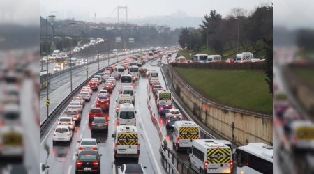 stanbul'da kar trafik younluuna neden oldu 