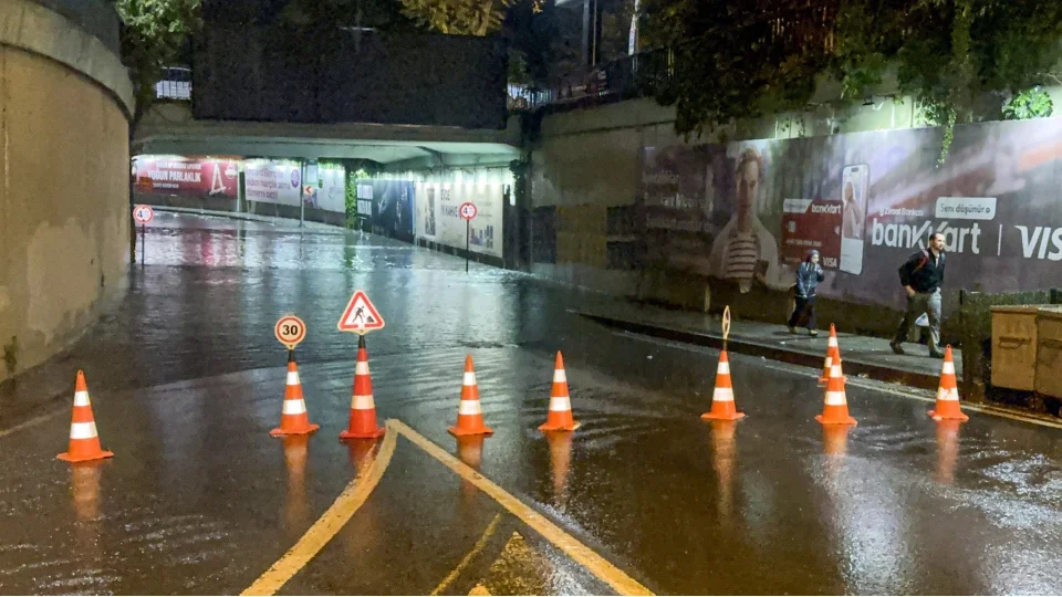 �stanbul'daki sa�anak nedeniyle Zincirlikuyu'daki alt ge�idi su bast�