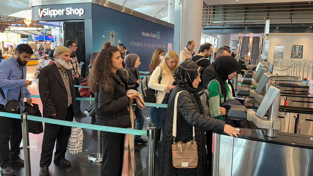 �stanbul'dan g�� ba�lad�