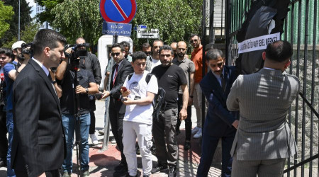 İsveç büyükelçiliği önünde protesto