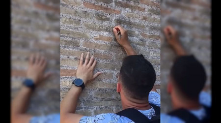 İtalya'da Kolezyum'a isim kazıyan turist aranıyor