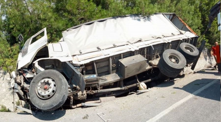 zmir'de freni boalan kamyon devrildi