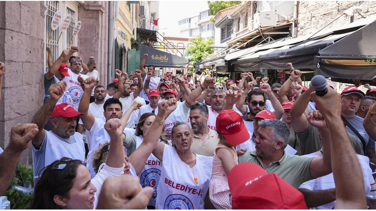 İzmir'de işten çıkarılan belediye çalışanları eylemde