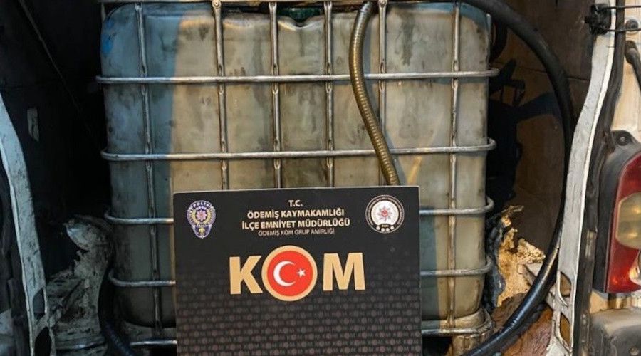 İzmir'de kaçak akaryakıt üretiminde kullanılan 2 ton atık yağ ele geçirildi