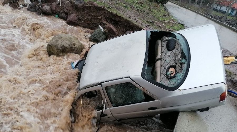 İzmir'de park halindeki araç sel sularına teslim oldu