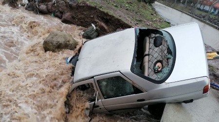 İzmir'de park halindeki araç sel sularına teslim oldu
