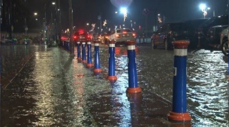 İzmir'de sağanak yağış etkili oldu
