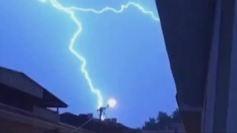 İzmir'de şimşekler geceyi aydınlattı
