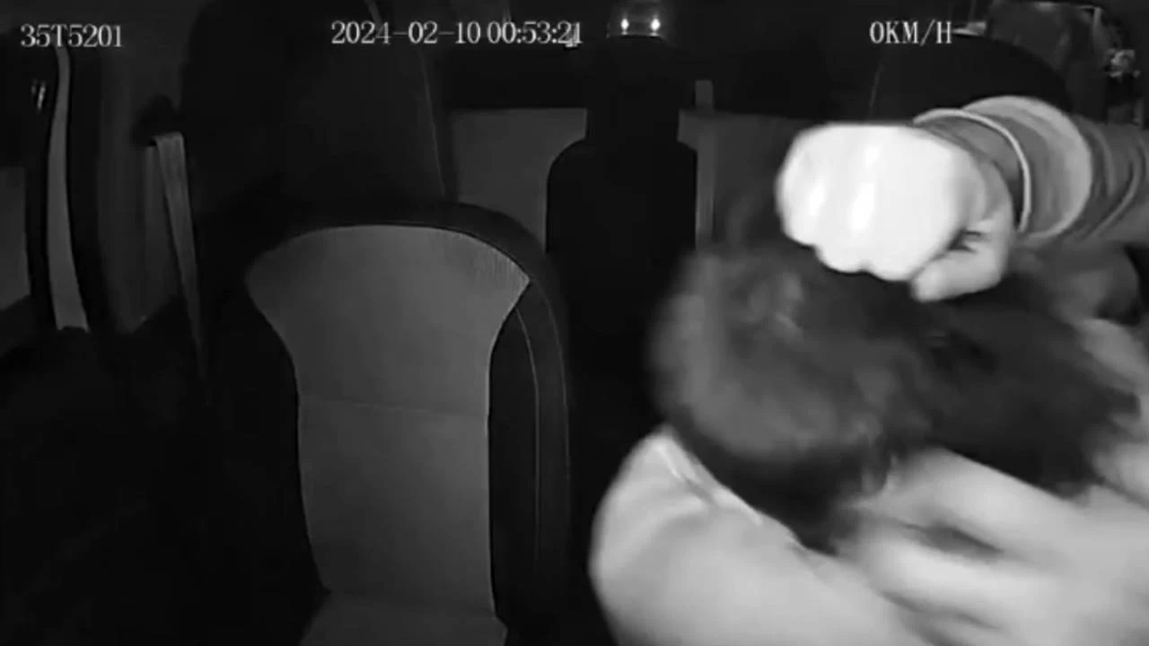 �zmir'de taksiciye yumruklu sald�r� kamerada: Arac�na ald��� kad�n y�z�nden darbedildi