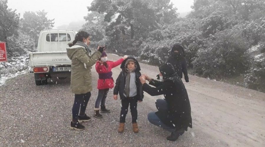 İzmirli çocukların kar sevinci