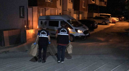 İzmit'te 2 alkollü şahıs otomobilin camlarını kırıp, 2 kişiyi yaraladılar