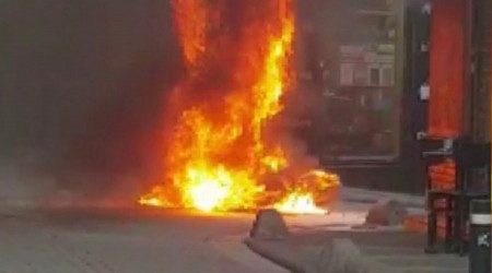 Kadıköy'de seyir halindeki motosiklet alev topuna döndü