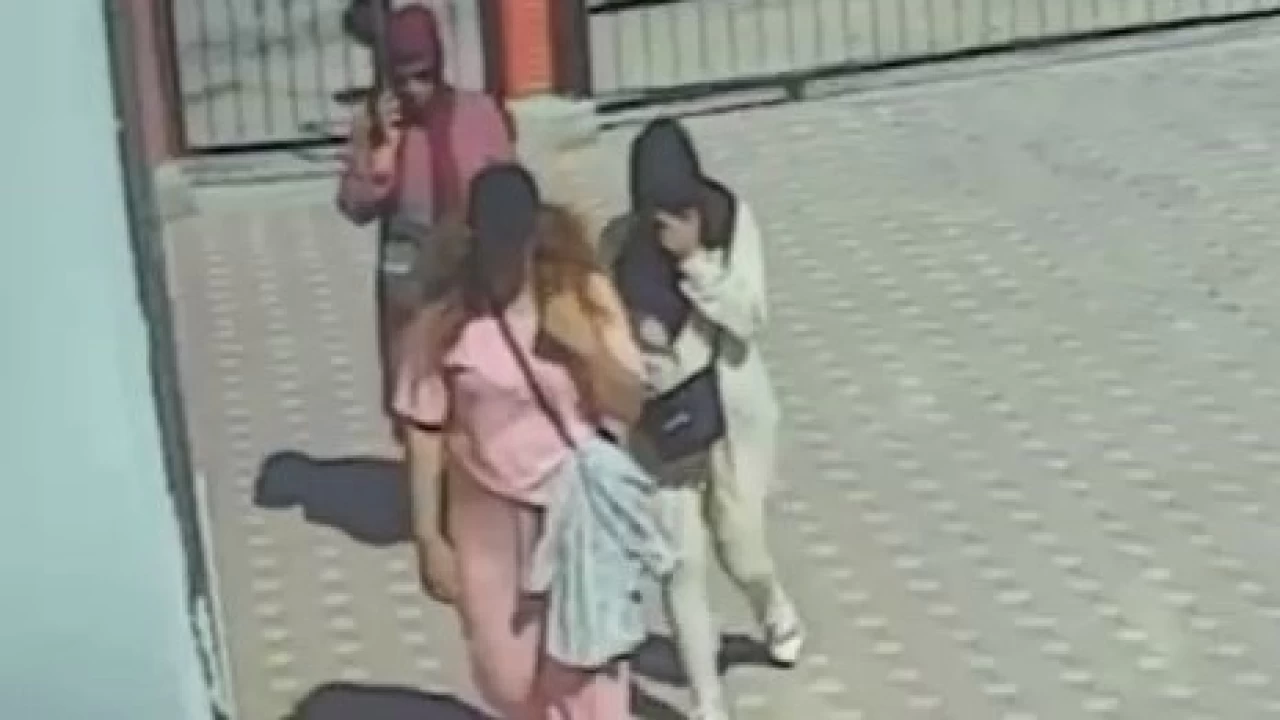 Kadın hırsızlar 200 bin liralık altın çaldı