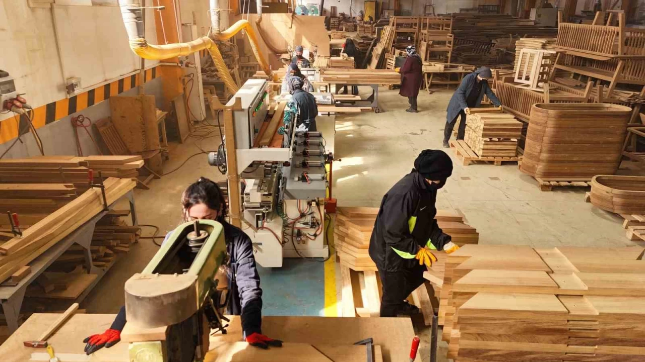 Kad�nlar toplumsal kal�plar� k�r�yor