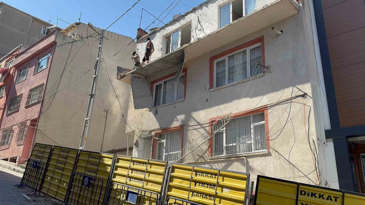Ka��thane'de balkon ��kt�, bina tedbir ama�l� m�h�rlendi