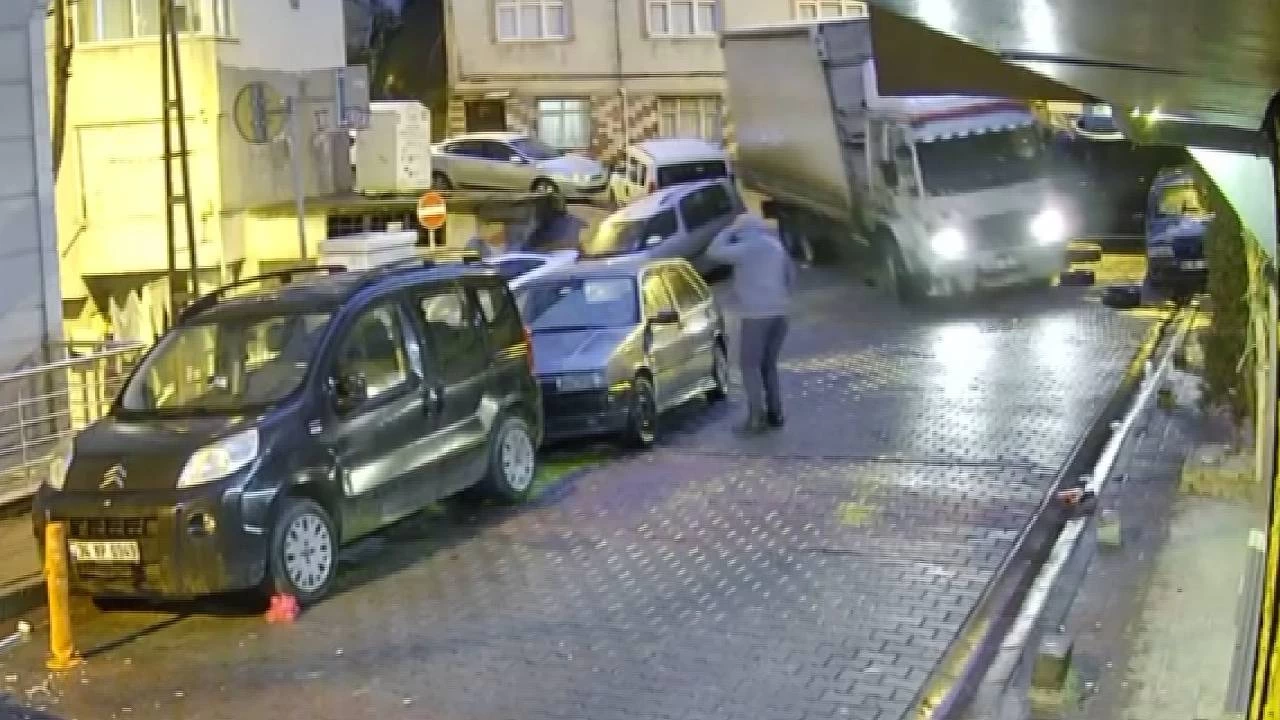Kathane'de kamyon park halindeki aralara arparak kat