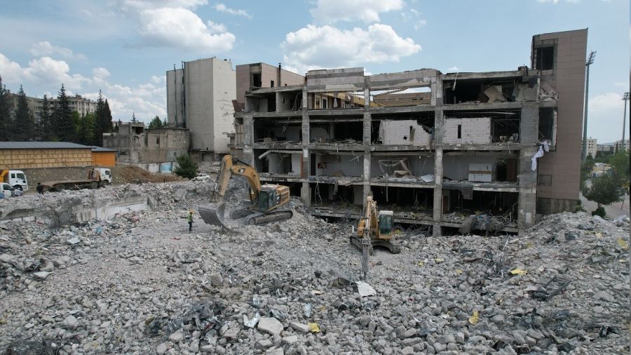 Kahramanmara'ta ar hasarl yaplar yklyor