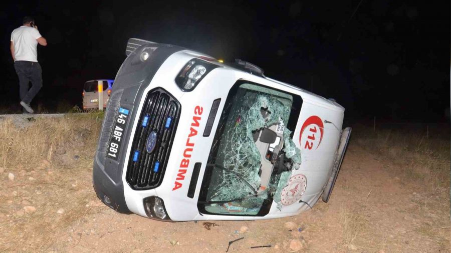 Kahramanmaraş'ta ambulans devrildi: 5 yaralı