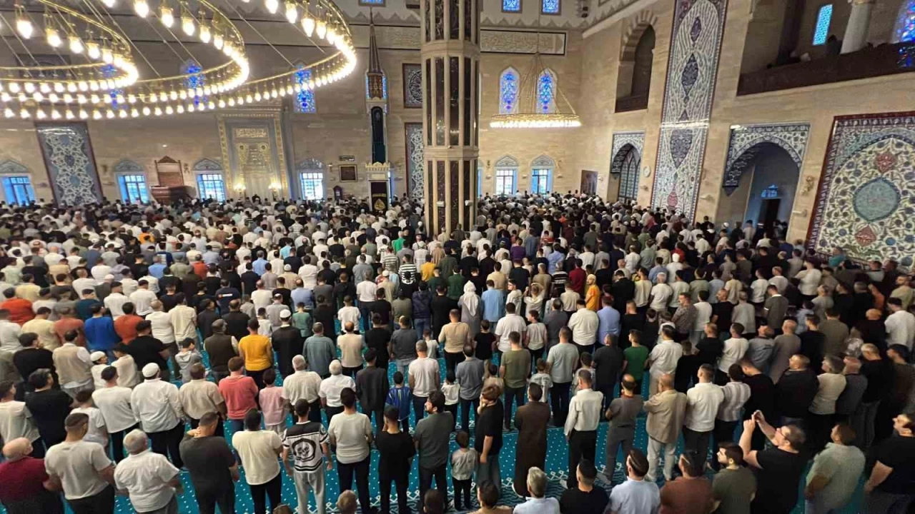 Kahramanmara�'ta bayram namaz� co�kusu