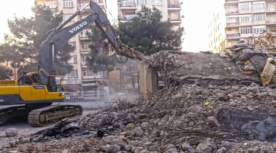 Kahramanmaraş'ta depreme dayanıksız okullar yıkılıyor