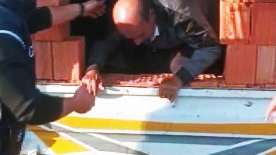 Kamyon kasas�nda tu�la kamuflajl� g��men ka�ak��l���