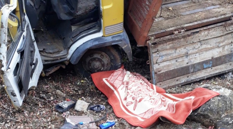 Kamyonet �arampole yuvarland�: 1 �l�, 1 yaral�