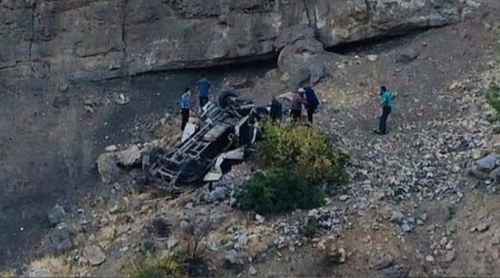 Kamyonet uçuruma yuvarlandı: 1 ölü