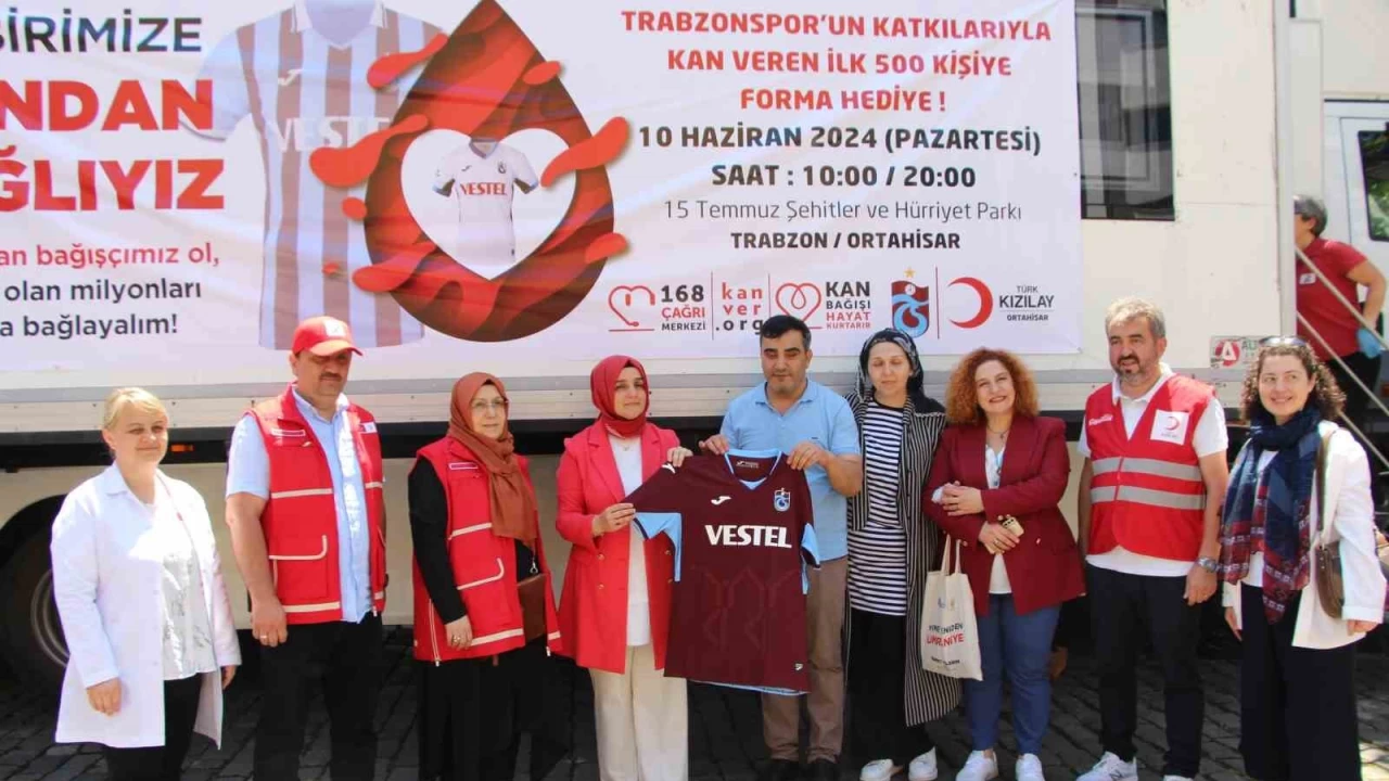 Kan verene Trabzonspor forması hediye