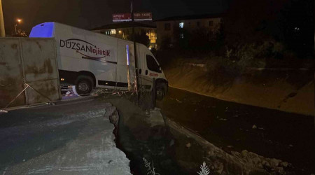 Kapalı köprüyü fark etmedi, yolda asılı kaldı