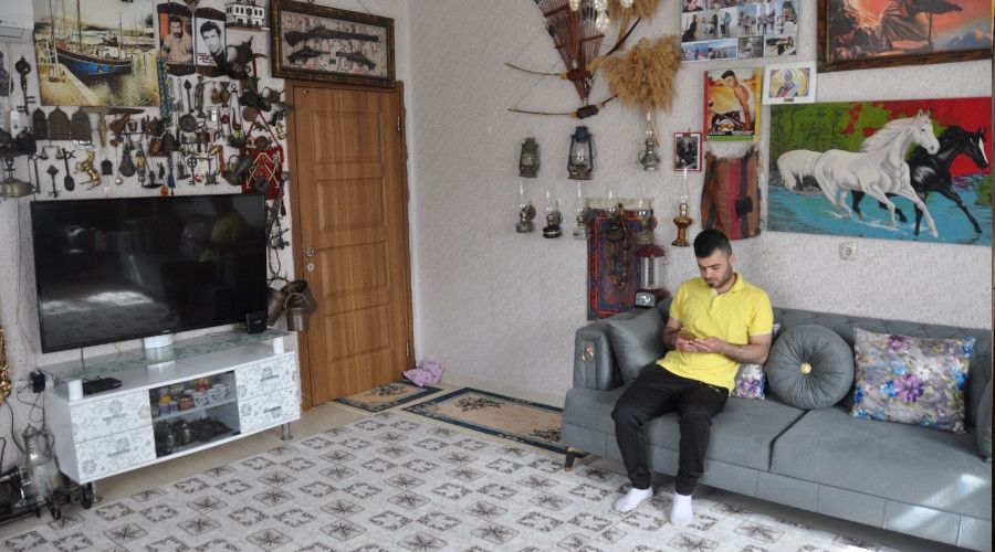 Kapıcı, hurda eşyaları satıp aldığı antika eşyalarla evini müzeye çevirdi