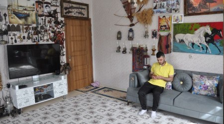 Kapıcı, hurda eşyaları satıp aldığı antika eşyalarla evini müzeye çevirdi