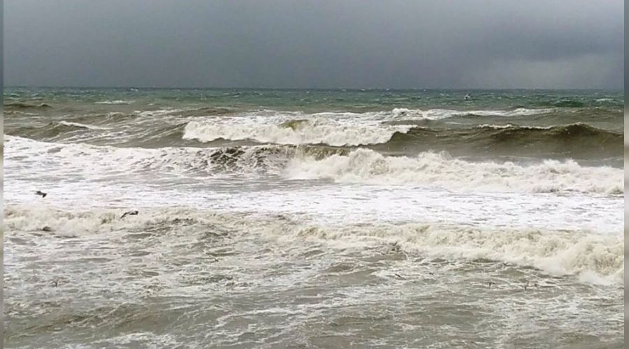 Karadeniz'de dalgalar sahilleri dövüyor
