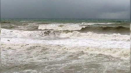 Karadeniz'de dalgalar sahilleri dövüyor