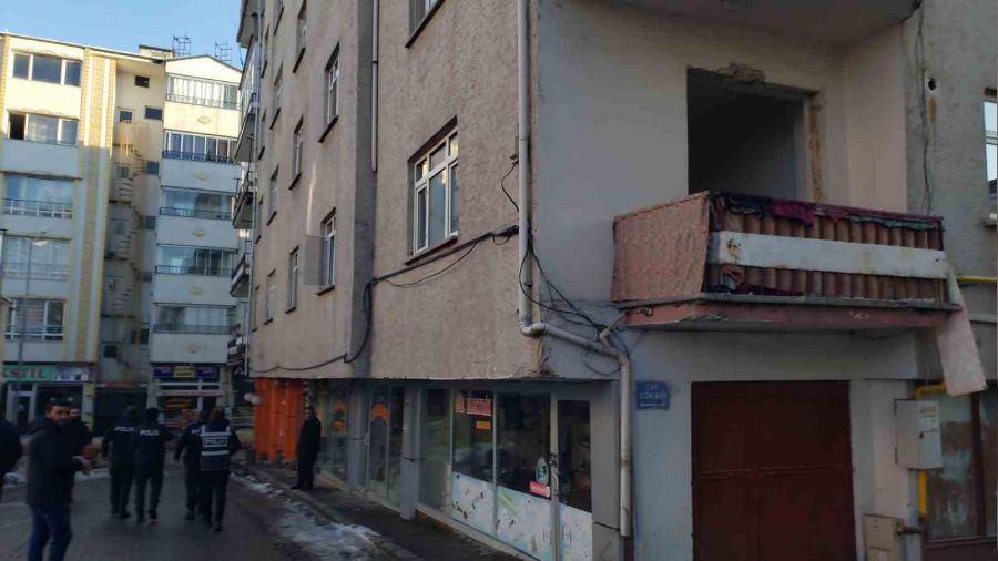 Karakoçan'da ağır hasarlı 11 binada boşaltma işlemi sürüyor