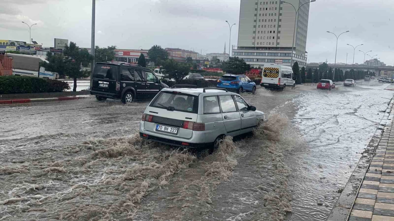 Karaman'da sağanak sonrası yollar göle döndü
