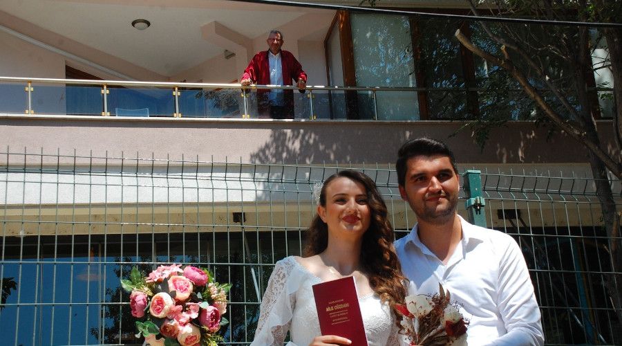 Karantinadaki belediye başkanı evinin balkonundan nikah kıydı