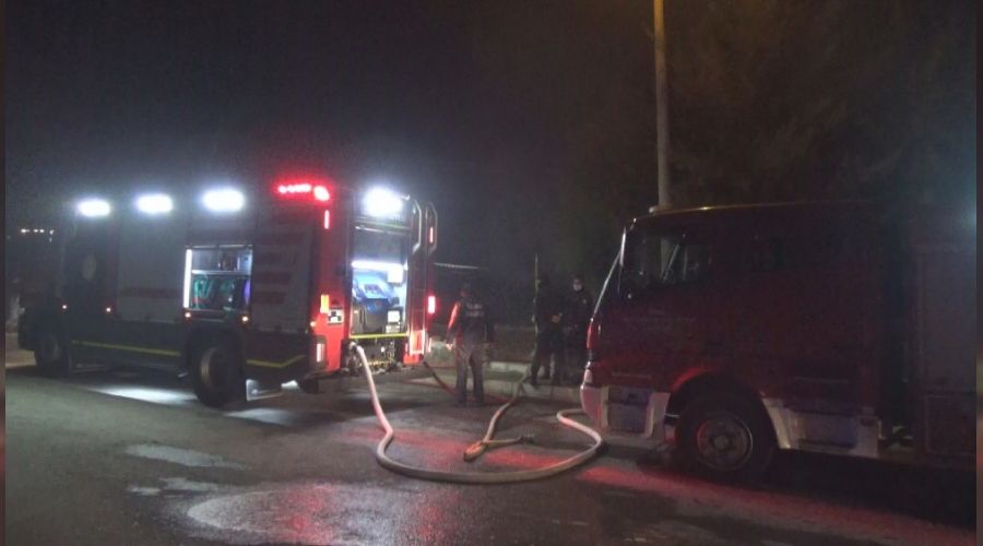 Kar�s� ve k�z� i�erideyken evi ate�e verdi