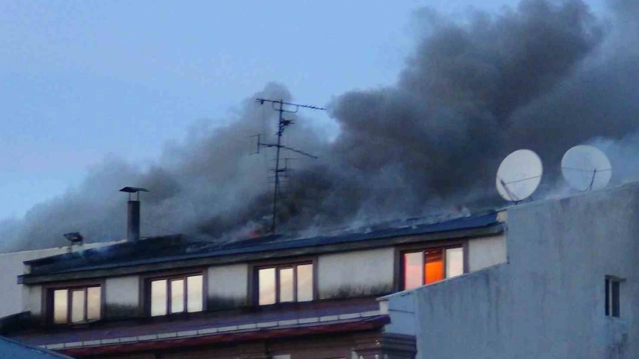 Kars'ta 4 katl� otelde yang�n