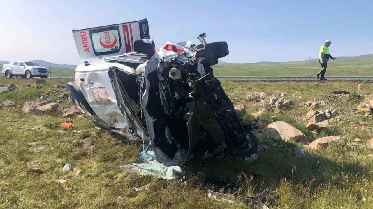 Kars'ta ambulans şarampole uçtu: 1'i doktor 4 kişi yaralandı