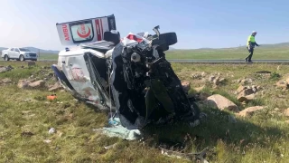 Kars'ta ambulans arampole utu: 1'i doktor 4 kii yaraland