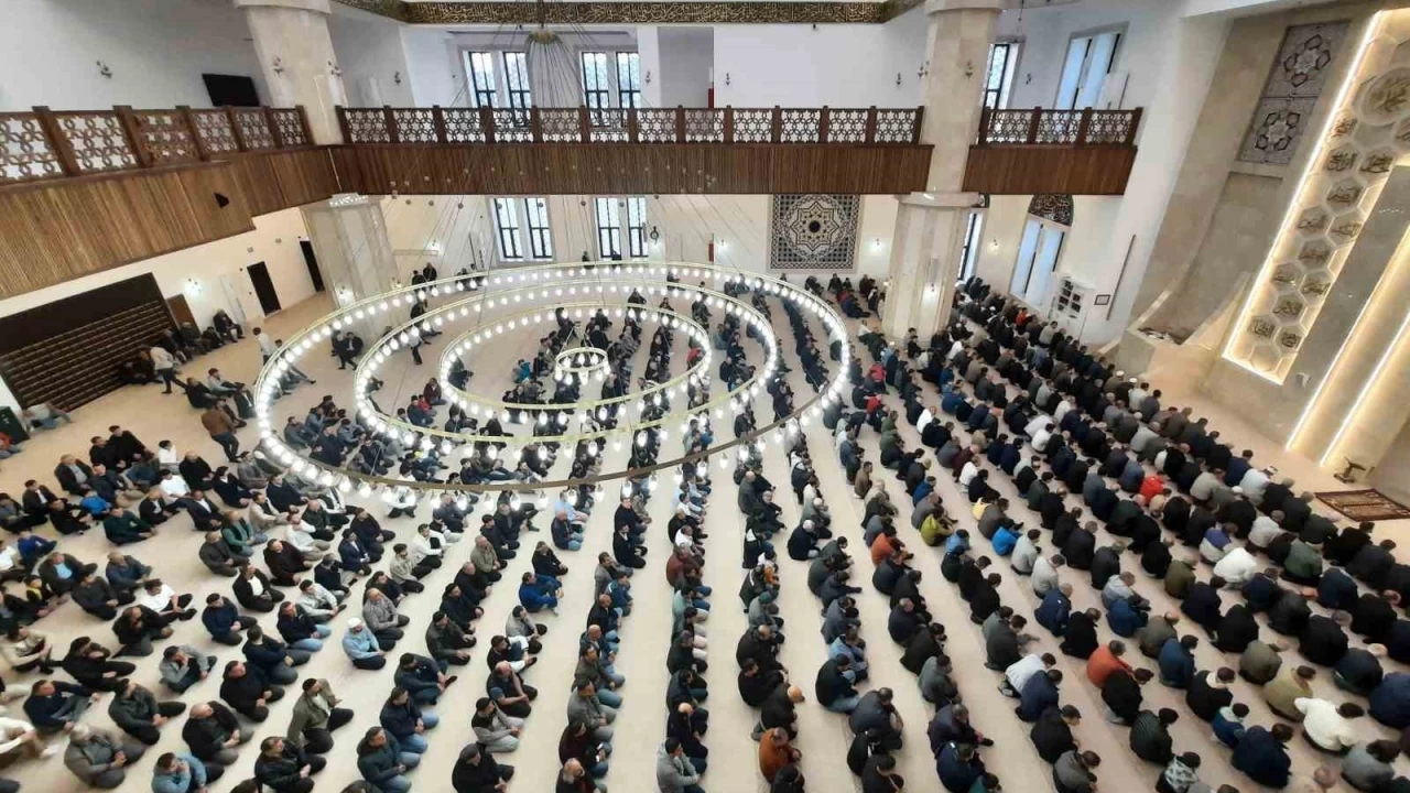 Kars'ta bayram namazında camiler doldu